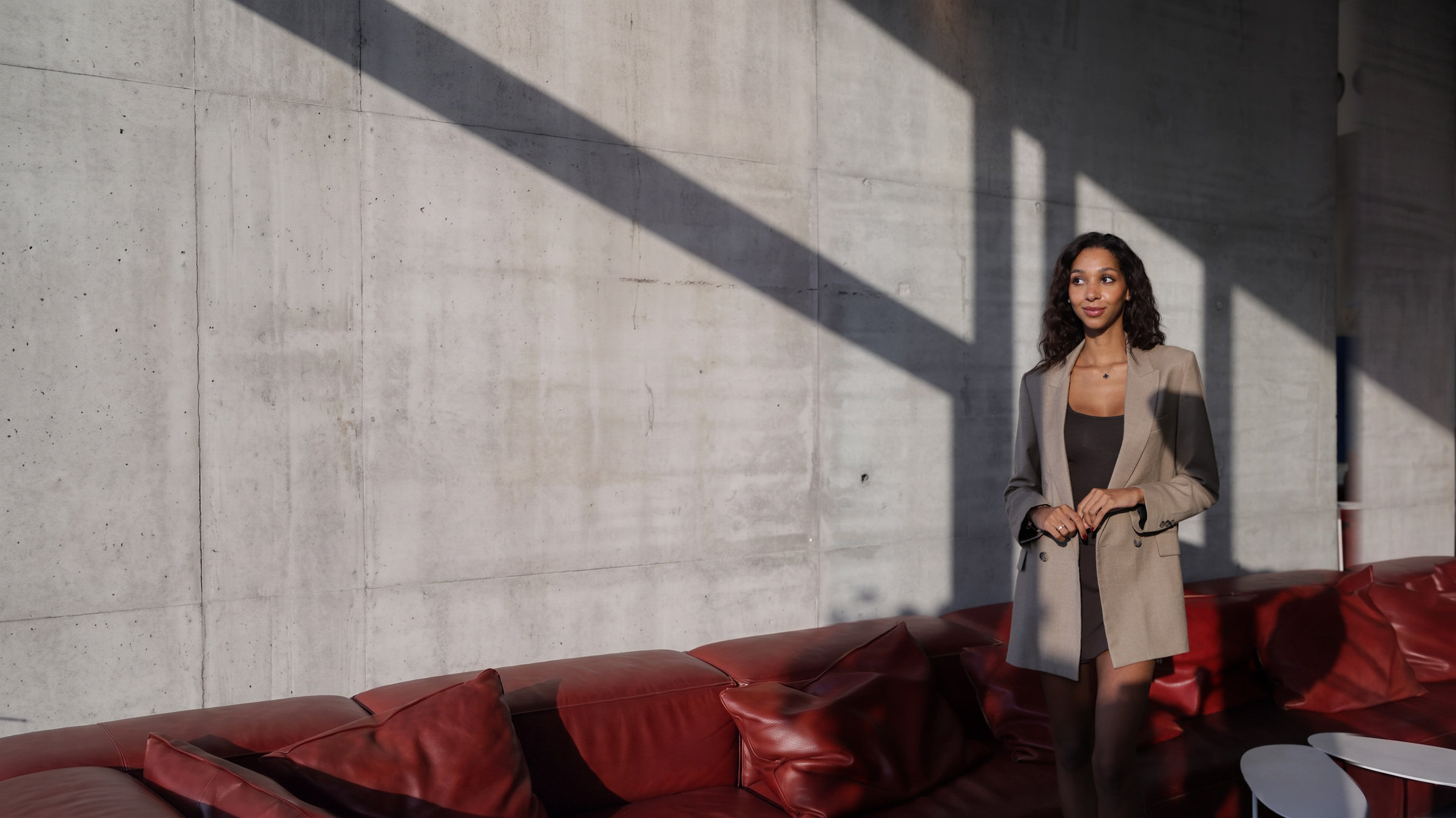 Sarah vor der Betonwand, im Abendlicht